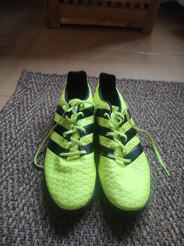 Botas fútbol Adidas multitaco.