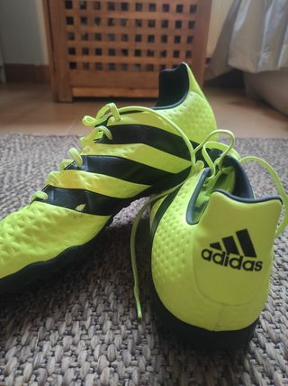 Botas fútbol Adidas multitaco.