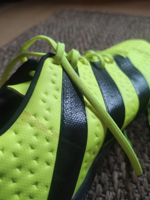 Botas fútbol Adidas multitaco.