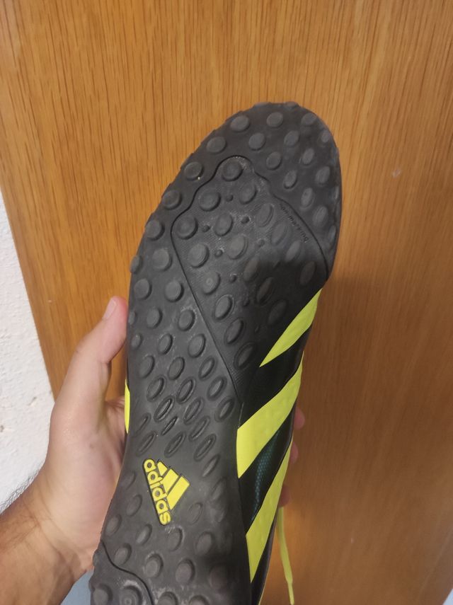 Botas fútbol Adidas multitaco.