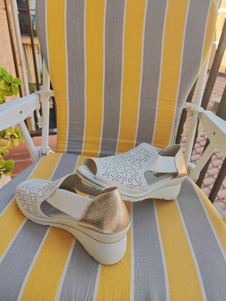 Sandalias cuña piel blanca-dorada