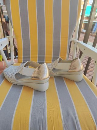 Sandalias cuña piel blanca-dorada
