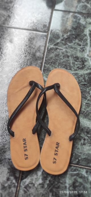 Sandalias S7 STAR planas negras. Miden 26 cm