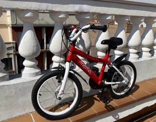 Bicicleta niña 16" roja. Marca moma.