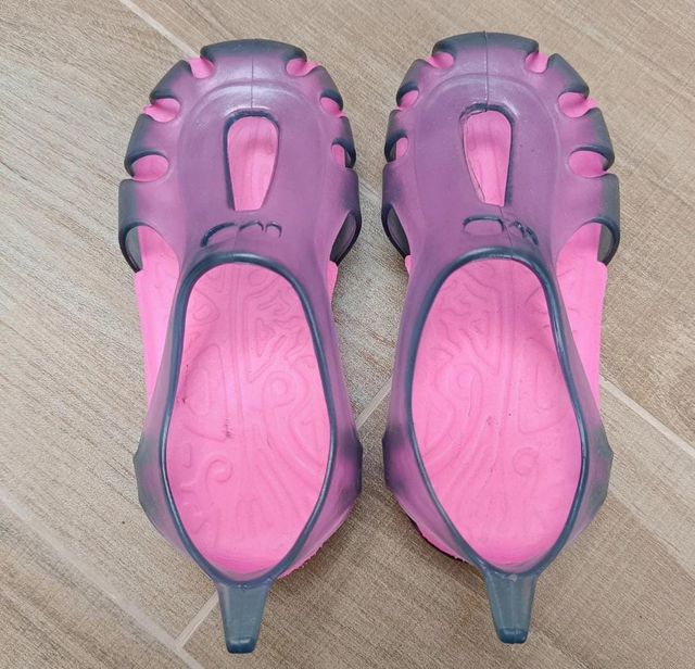 Escarpines playa niña nº25 marca Nabaji(Decathlon)