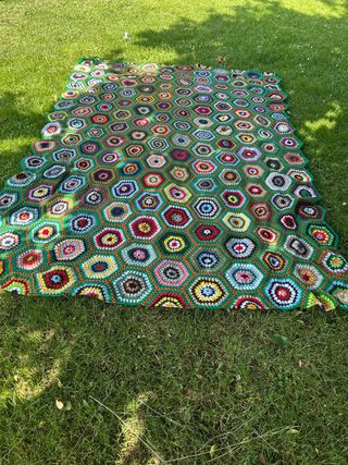 Colcha tejida a mano multicolor