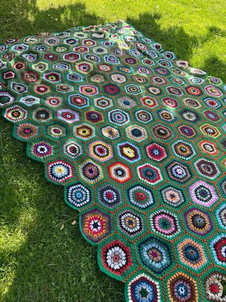 Colcha tejida a mano multicolor