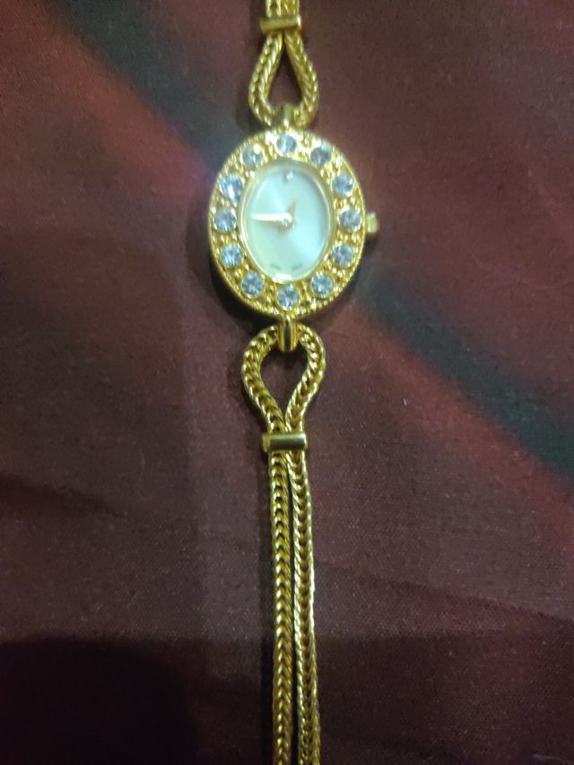 Rebaja Pulsera forma Reloj dorado y circonitas