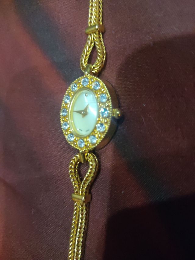 Rebaja Pulsera forma Reloj dorado y circonitas
