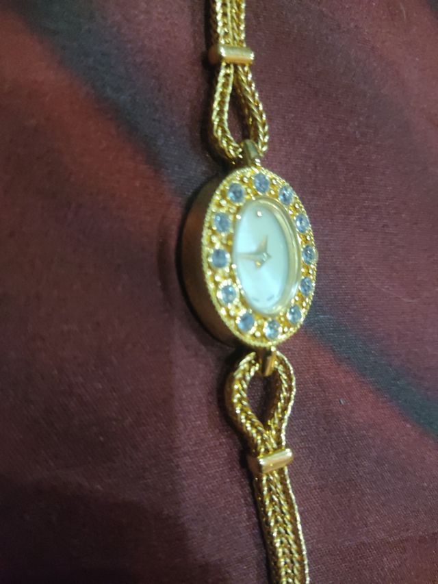 Rebaja Pulsera forma Reloj dorado y circonitas