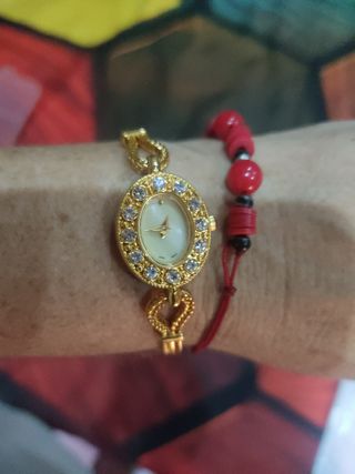 Rebaja Pulsera forma Reloj dorado y circonitas 