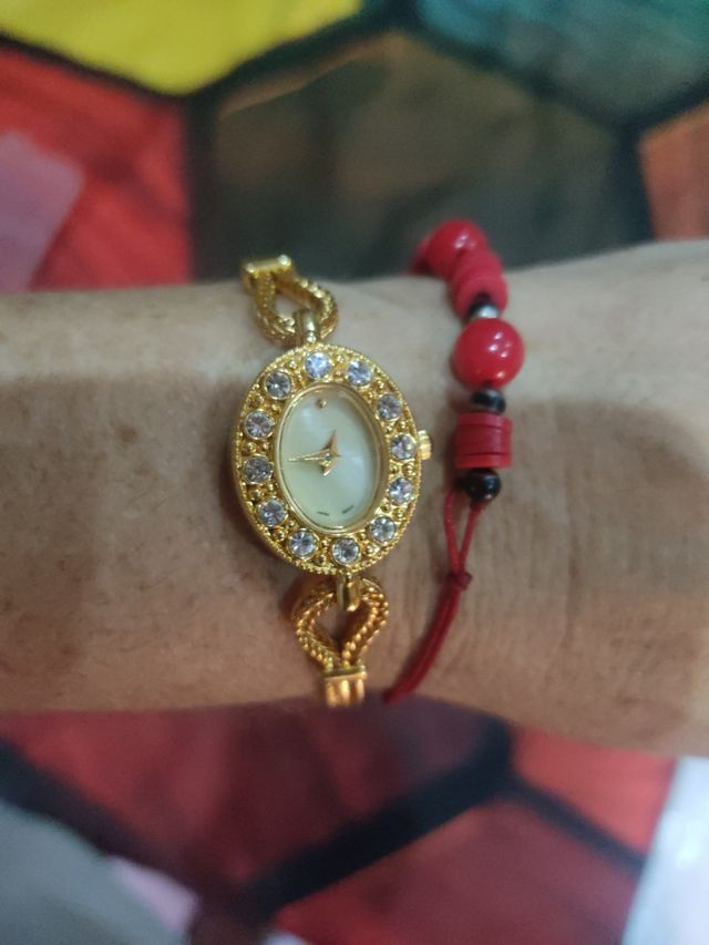Rebaja Pulsera forma Reloj dorado y circonitas