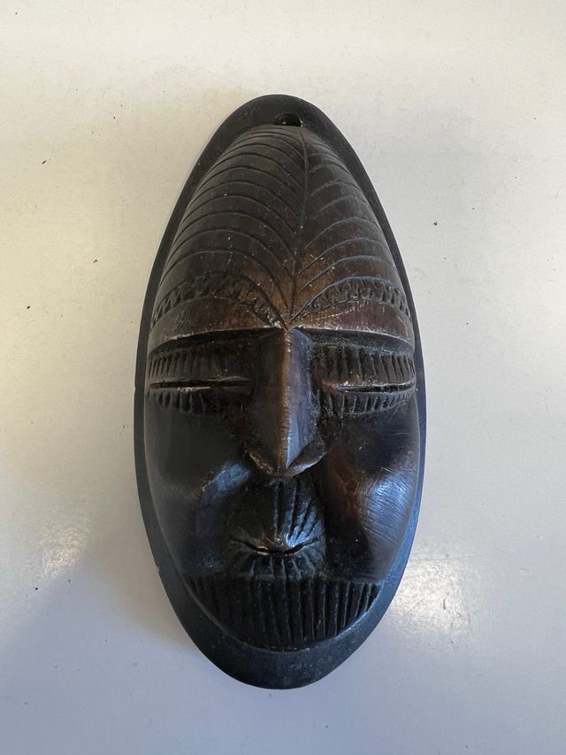 Máscara africana tallada en piedra