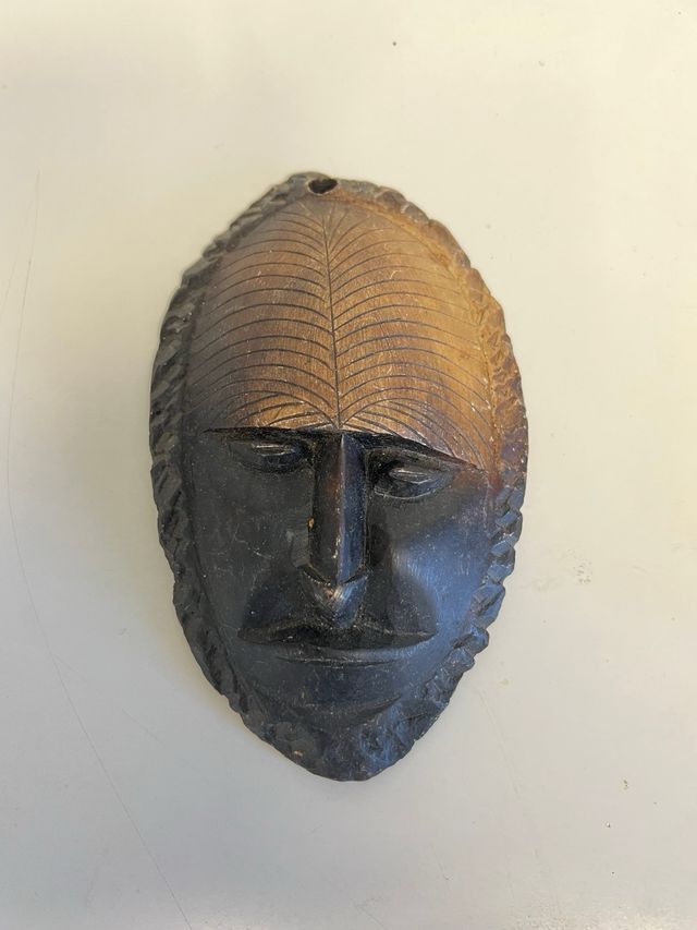 Máscara africana tallada en piedra