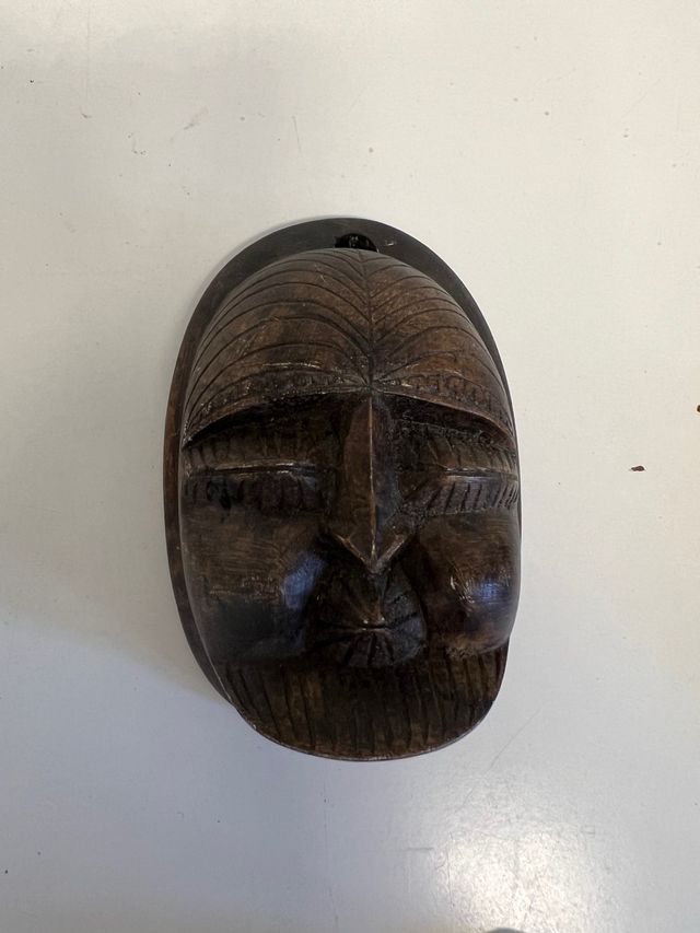 Máscara africana tallada en piedra