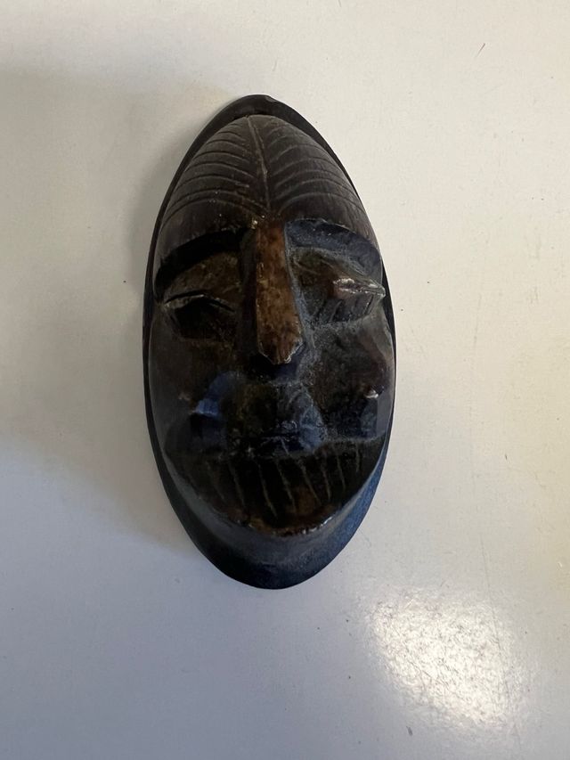 Máscara africana tallada en piedra