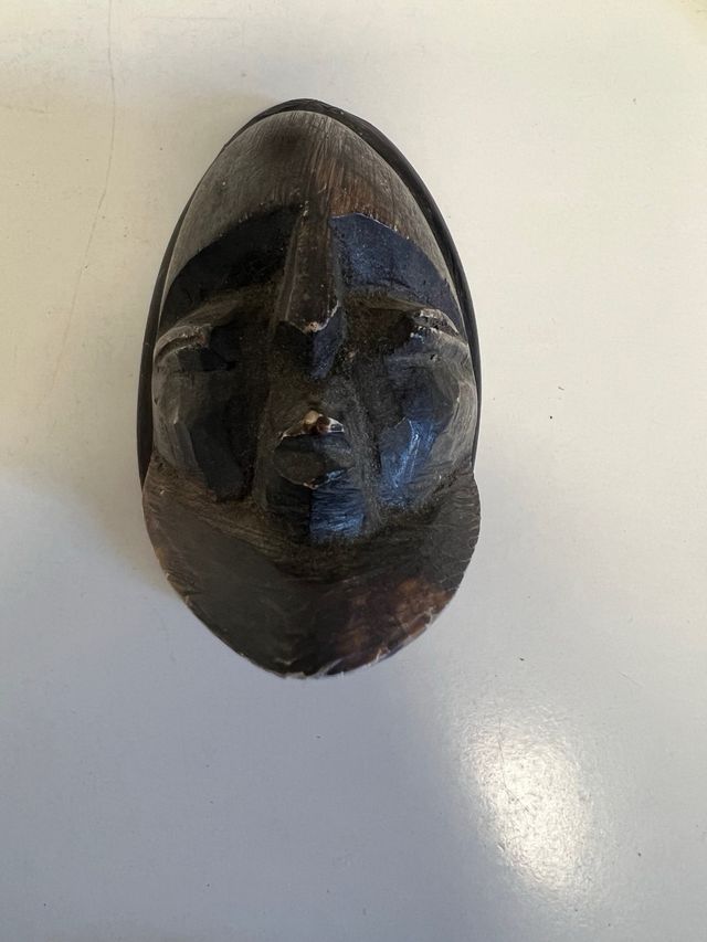 Máscara africana tallada en piedra