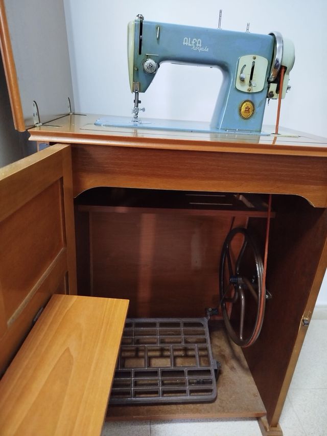 Máquina manual de coser, marca Alfa Royale