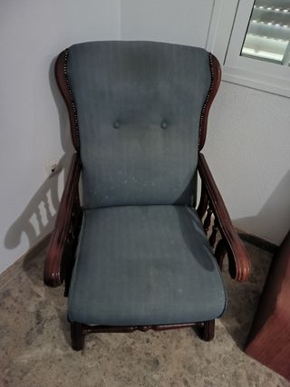 Sillón individual tapizado azul y marrón.