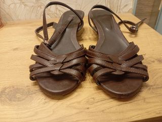 Sandalias planas marrones mujer