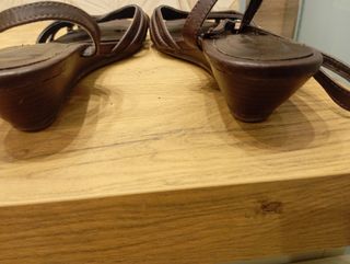 Sandalias planas marrones mujer