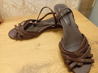 Sandalias planas marrones mujer