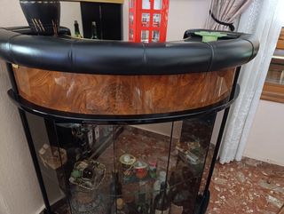 Mueble bar + taburete. Madera y piel