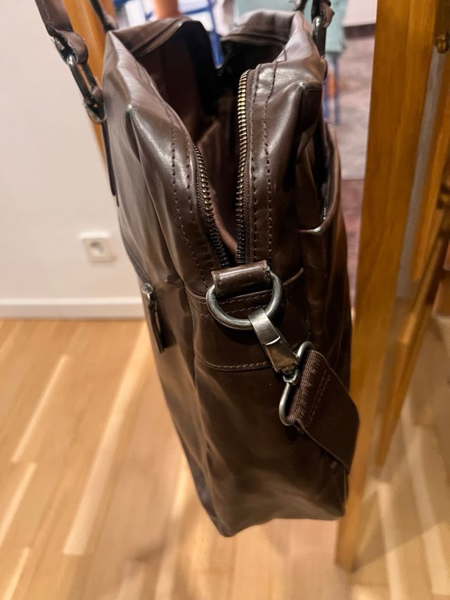 Maletín marrón ordenador