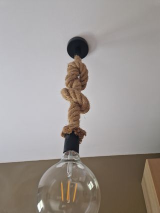 Lámpara colgante de cuerda y metal