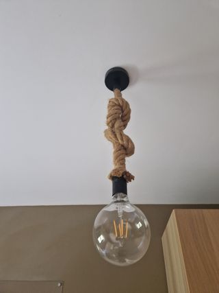 Lámpara colgante de cuerda y metal
