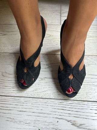 Sandalias negras fiesta con un poco xde brillo 