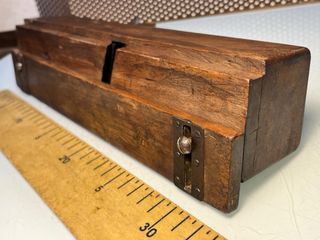 Cepillo de carpintero antiguo