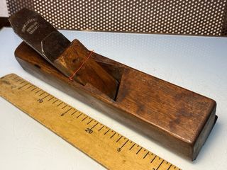 Cepillo de carpintero antiguo