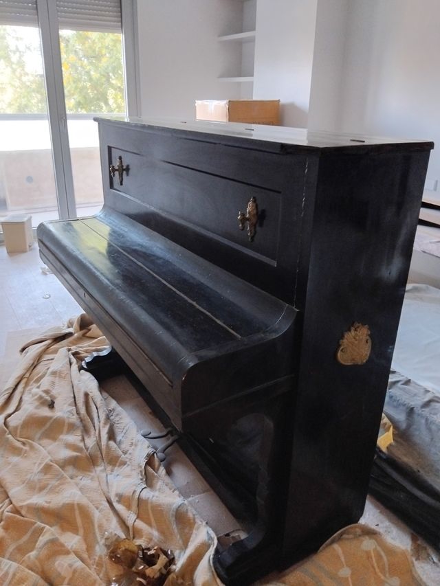 Piano antiguo de pared