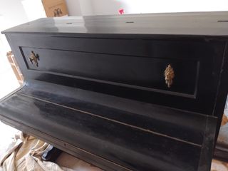 Piano antiguo de pared