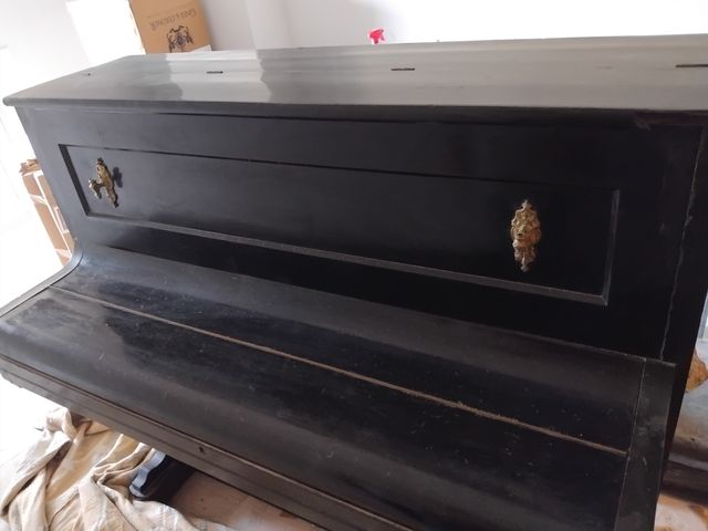 Piano antiguo de pared