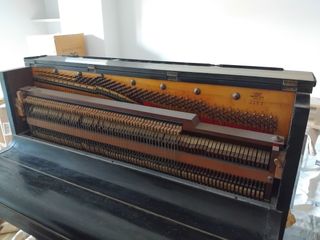 Piano antiguo de pared