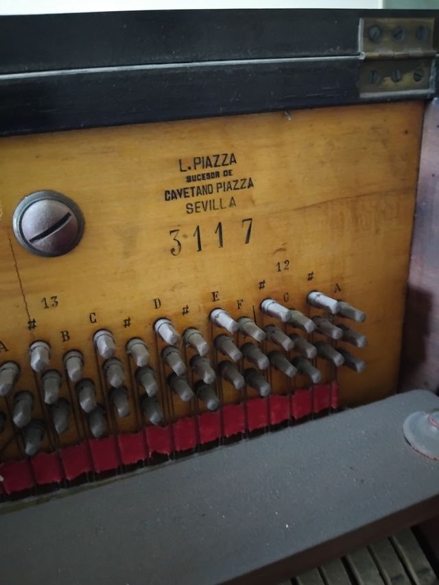 Piano antiguo de pared