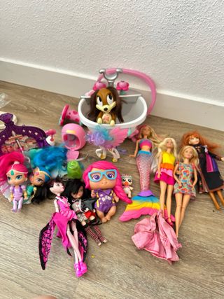 Lote de muñecas y juguetes