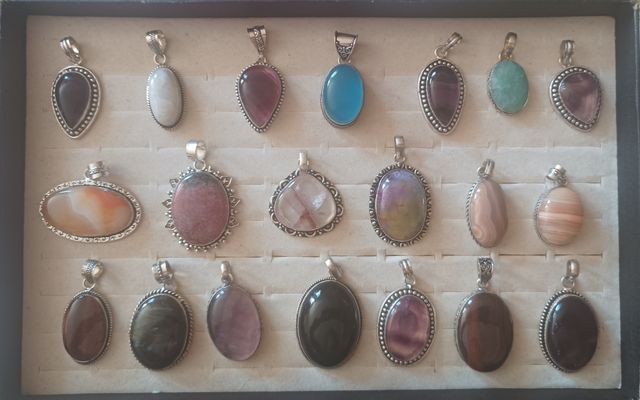 20 colgantes de cristales y baño en plata.