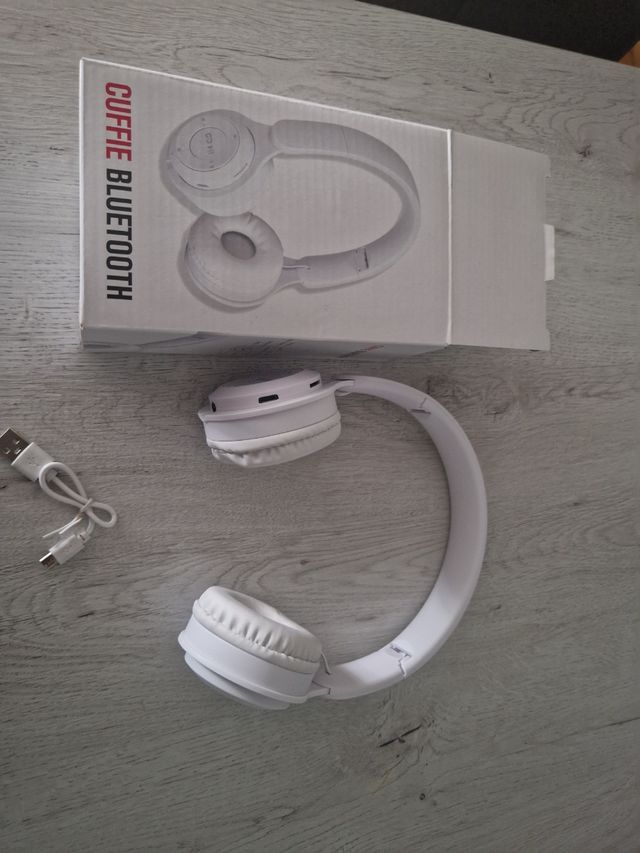 Auriculares Bluetooth blancos.