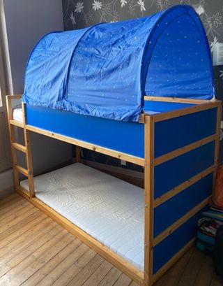 Litera infantil azul con dosel
