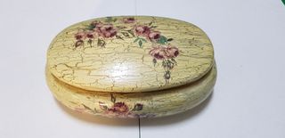 Antiguo joyero cerámico firmado con motivo floral.