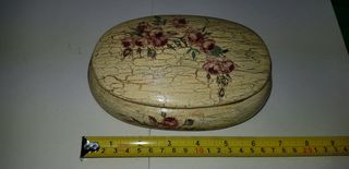 Antiguo joyero cerámico firmado con motivo floral.