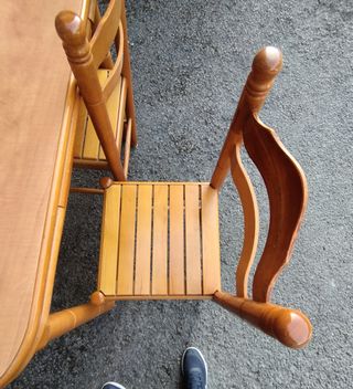 Mesa extensible + 4 sillas madera