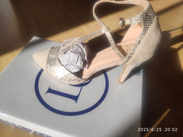 Tacones Eferri beige y dorado
