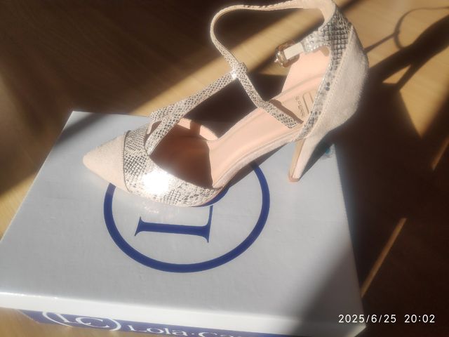 Tacones Eferri beige y dorado