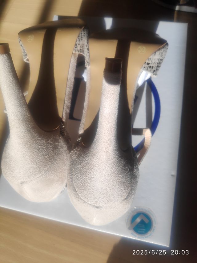 Tacones Eferri beige y dorado