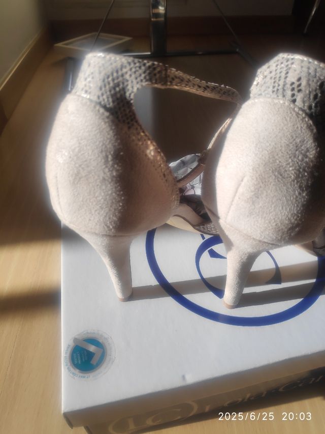 Tacones Eferri beige y dorado