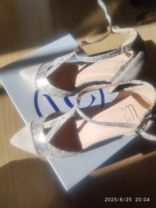 Tacones Eferri beige y dorado